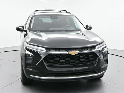 Used 2024 Chevrolet Trax LT w/ Sunroof Package FWD image 2