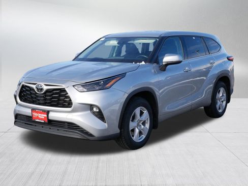 Certified 2022 Toyota Highlander LE image 3