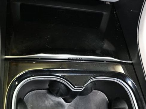 Used 2023 Chrysler Pacifica Limited FWD image 27