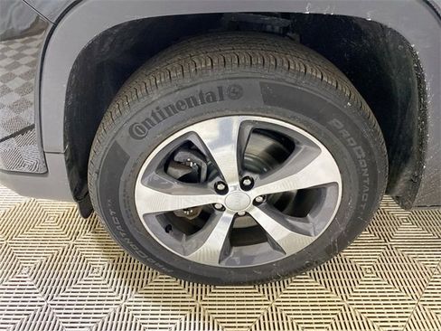 Used 2020 Jeep Cherokee Limited image 22