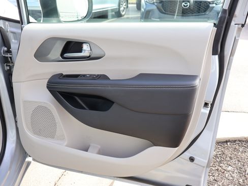 Used 2023 Chrysler Pacifica Touring-L image 8