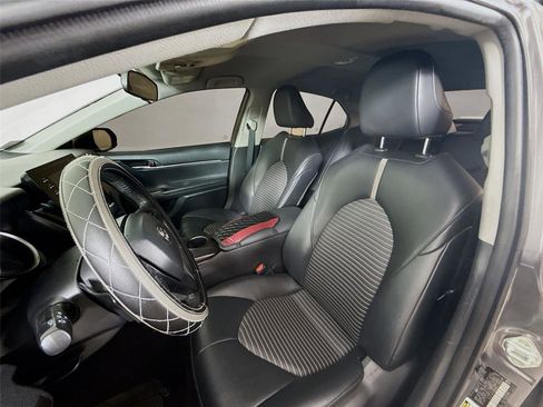 Used 2021 Toyota Camry SE image 2