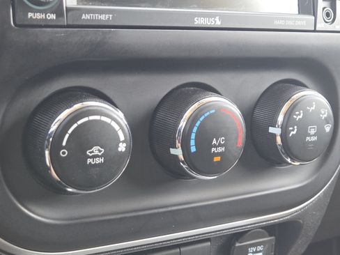 Used 2015 Jeep Compass Latitude FWD image 27