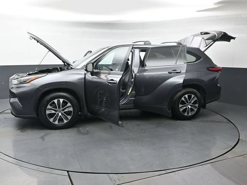 Used 2022 Toyota Highlander XLE AWD/4WD image 45