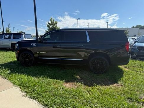 Used 2023 GMC Yukon XL SLT AWD/4WD image 5