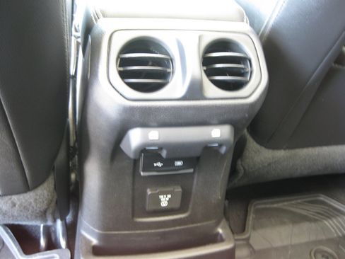 Used 2019 Jeep Wrangler Unlimited Sahara w/ Quick Order Package 24M Moab AWD/4WD image 27