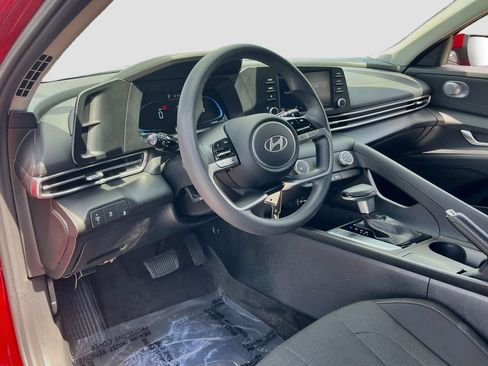 Used 2025 Hyundai Elantra SE w/ Cargo Package FWD image 9