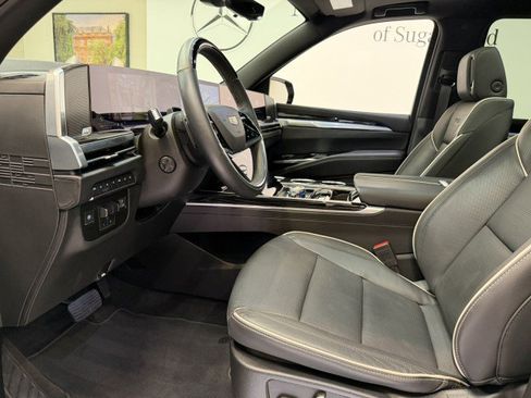 Used 2025 Cadillac Escalade ESV Sport w/ Touring Package image 6