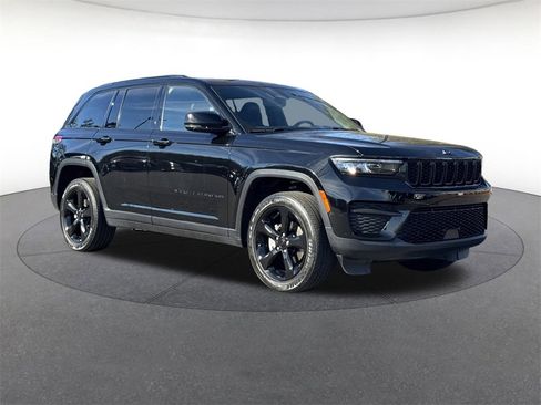 Used 2023 Jeep Grand Cherokee Altitude image 2