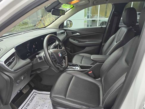 Used 2024 Buick Encore GX Sport Touring FWD image 2