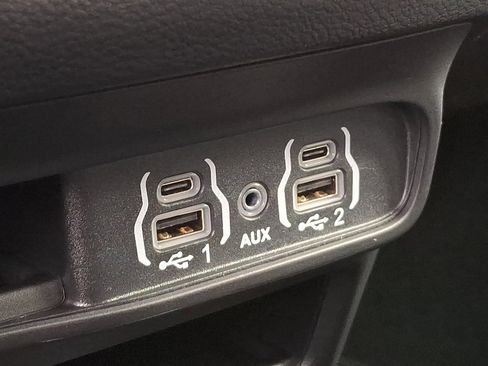 Certified 2025 Chrysler Pacifica Select image 26