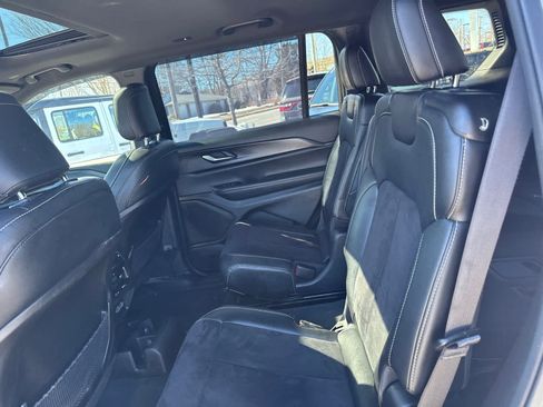 Used 2023 Jeep Grand Cherokee L Laredo image 28