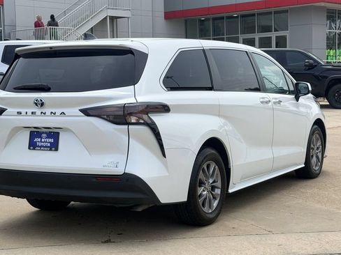 Used 2023 Toyota Sienna XLE FWD image 7