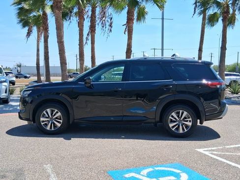 Used 2025 Nissan Pathfinder SL FWD image 3