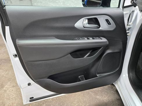 Used 2024 Chrysler Pacifica Touring-L w/ S Appearance Package AWD/4WD image 7