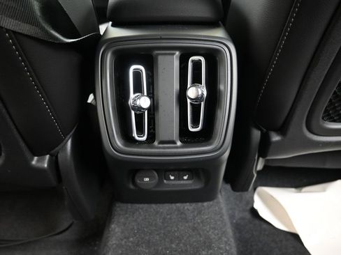 Certified 2025 Volvo XC40 B5 Core image 17