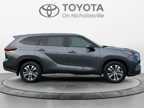 Used 2024 Toyota Highlander XLE AWD/4WD image 7