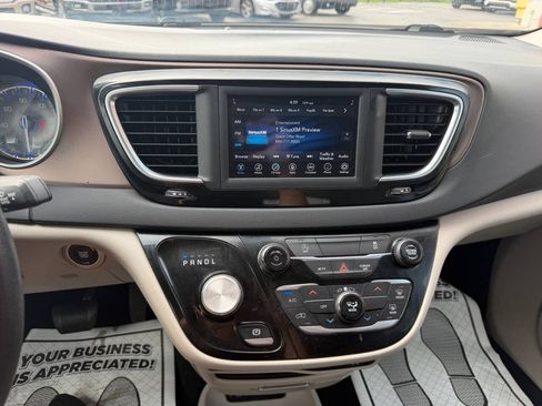Used 2021 Chrysler Voyager Lxi FWD image 14