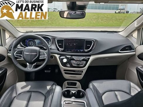 Used 2024 Chrysler Pacifica Touring-L FWD image 20