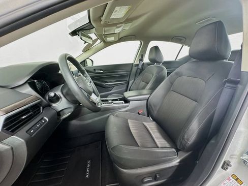 Used 2024 Nissan Altima 2.5 SV FWD image 11
