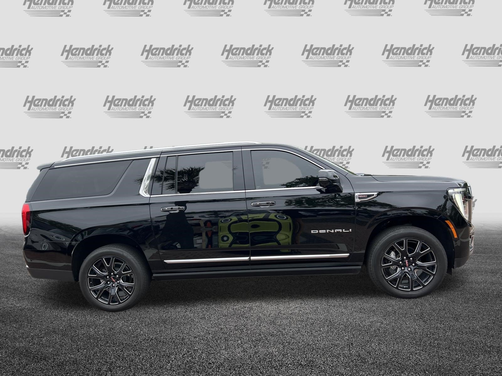 Used 2025 GMC Yukon XL Denali w/ Sun & Power Step Package AWD/4WD image 11