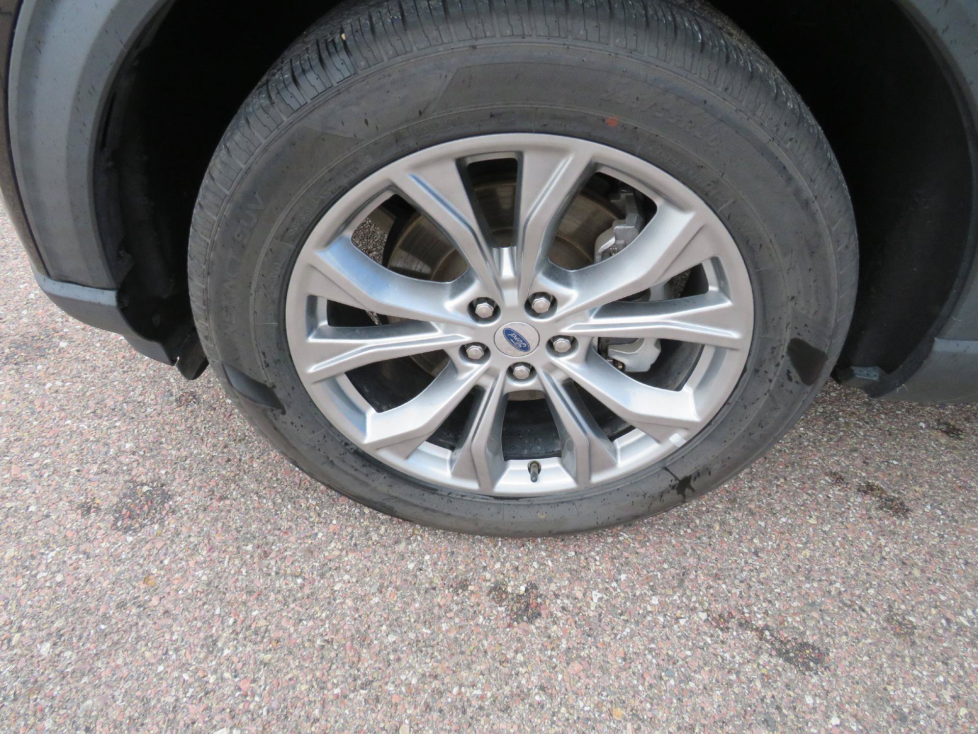 Used 2022 Ford Explorer Limited w/ Equipment Group 301A AWD/4WD image 2