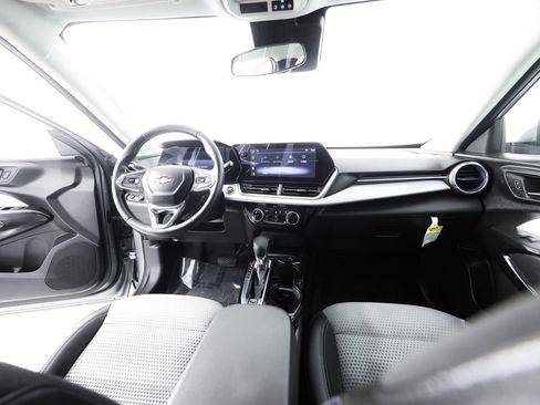 Used 2025 Chevrolet Trax LT w/ LT Convenience Package FWD image 17
