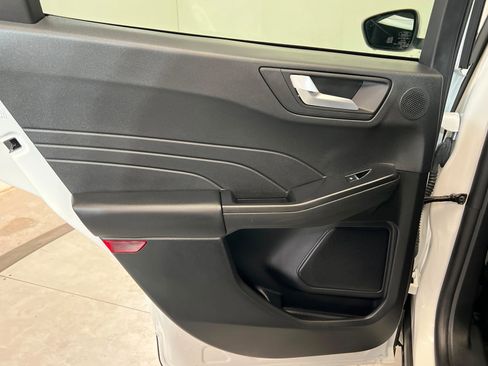 Used 2025 Ford Escape SE w/ PHEV Premium Package image 19