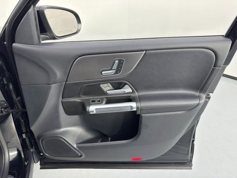 Used 2022 Mercedes-Benz GLB 250 w/ Premium Package image 44