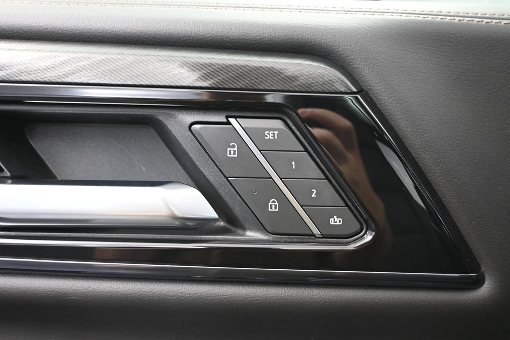Used 2025 GMC Yukon AT4 AWD/4WD image 16