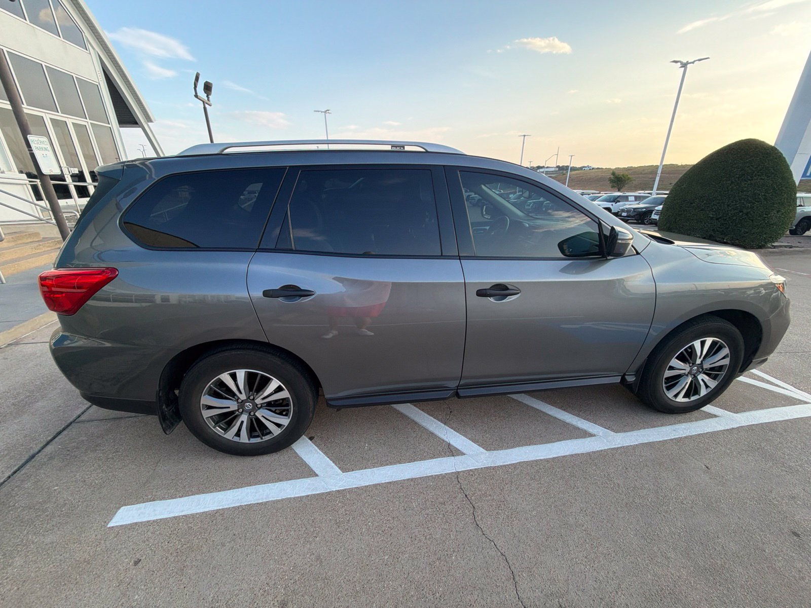 Used 2020 Nissan Pathfinder SV FWD image 16