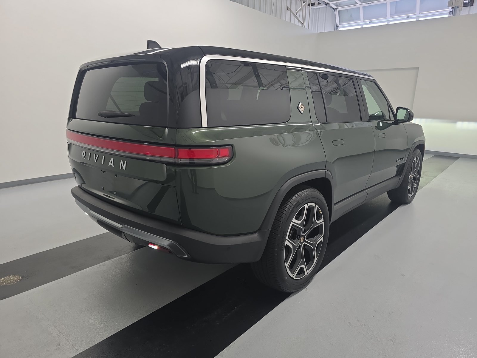 Used 2025 Rivian R1S Adventure Dual AWD/4WD image 5