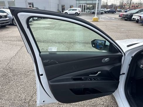 Used 2025 Hyundai Elantra Limited FWD image 18