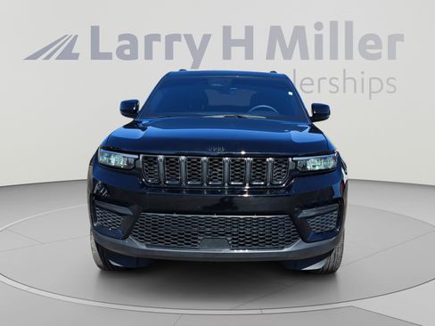 Used 2025 Jeep Grand Cherokee Altitude AWD/4WD image 8