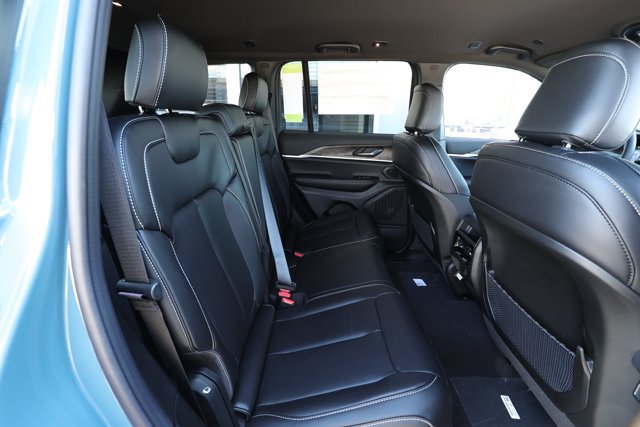 New 2027 Jeep Grand Cherokee Limited RWD image 30