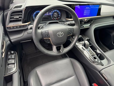 Used 2025 Toyota Crown Signia Limited image 25