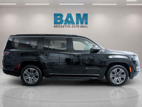 Used 2023 Jeep Wagoneer Series II AWD/4WD image 2
