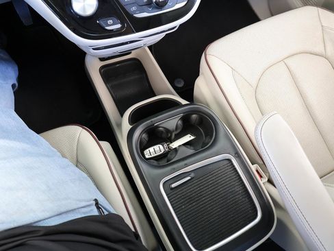 Used 2020 Chrysler Pacifica Limited w/ Tire & Wheel Group image 59