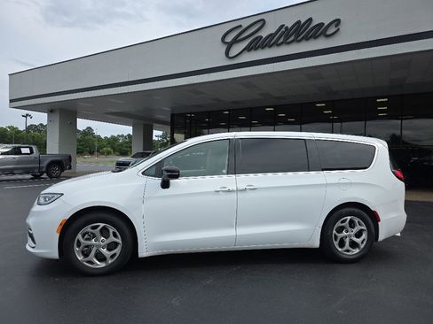 Used 2024 Chrysler Pacifica Limited FWD image 2