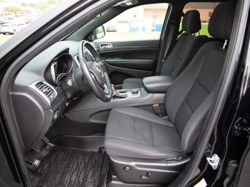 Used 2019 Jeep Grand Cherokee Laredo AWD/4WD image 22