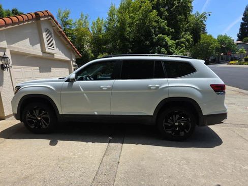 Used 2023 Volkswagen Atlas SE w/ Black Wheel Package FWD image 7