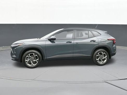 Used 2025 Chevrolet Trax LT FWD image 9