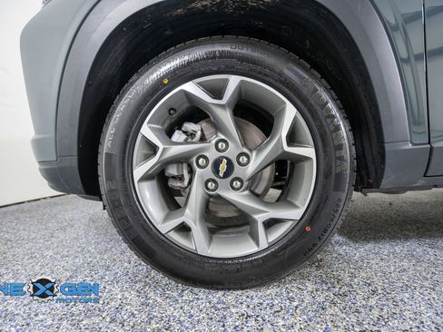 Used 2025 Chevrolet Trax LT FWD image 46
