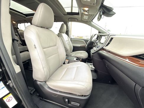 Used 2019 Toyota Sienna Limited Premium image 52