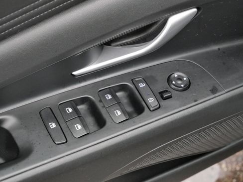 Certified 2022 Hyundai Elantra Limited w/ Preferred Accessory Package image 19