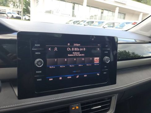 Certified 2025 Volkswagen Taos SE FWD image 25