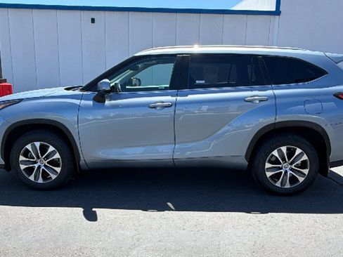 Used 2023 Toyota Highlander XLE AWD/4WD image 6