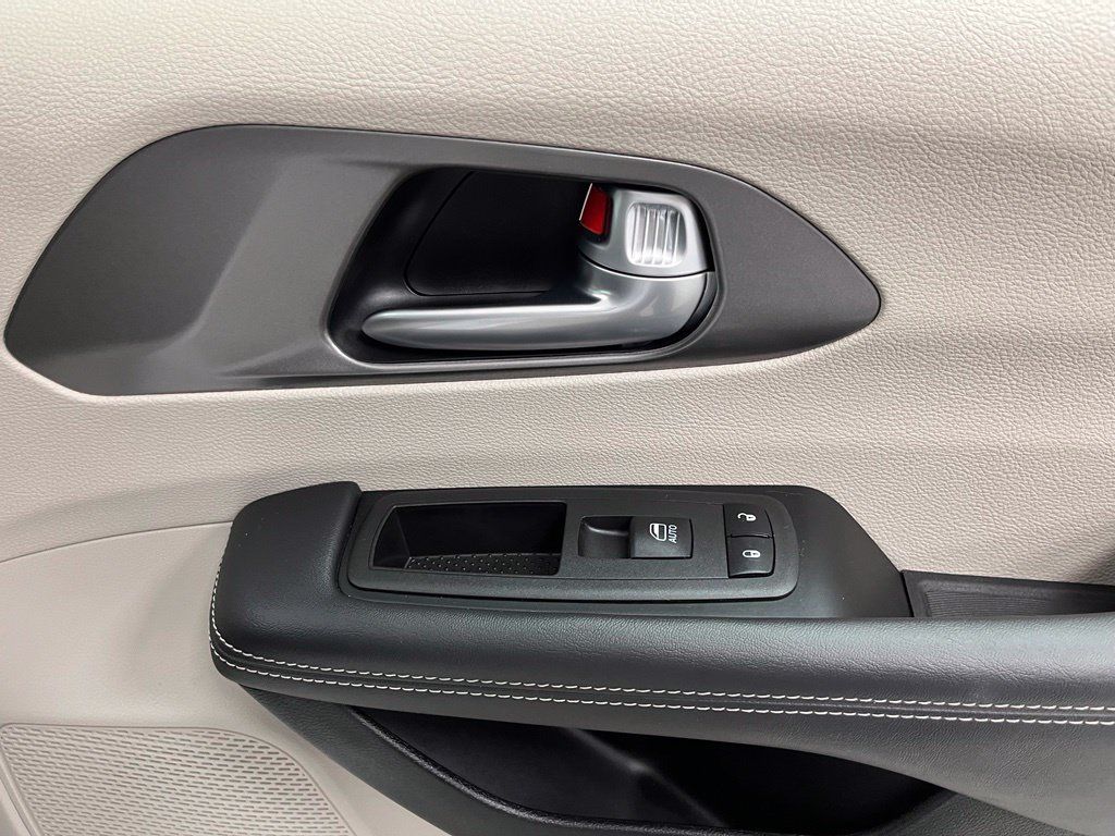 Used 2024 Chrysler Pacifica Touring-L FWD image 57