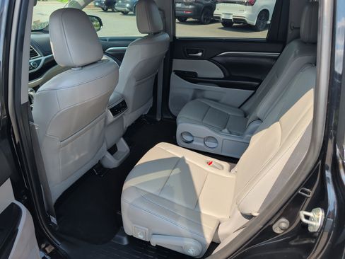 Used 2019 Toyota Highlander Limited AWD/4WD image 9