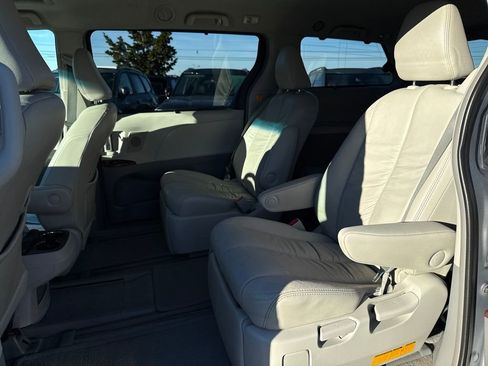 Used 2012 Toyota Sienna XLE image 10